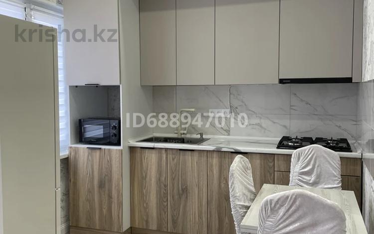 2-комнатная квартира, 57 м², 13/18 этаж помесячно, 16-й мкр , ​16-й микрорайон 64