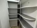 Готовый бизнес в ТЦ — магазин одежды с ремонтом и оборудованием · 55 м², бағасы: 6 млн ₸ в Шымкенте, Абайский р-н — фото 17
