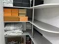 Готовый бизнес в ТЦ — магазин одежды с ремонтом и оборудованием · 55 м², бағасы: 6 млн ₸ в Шымкенте, Абайский р-н — фото 18