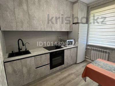 3-бөлмелі пәтер · 63 м² · 3/10 қабат, Гүлдер 2 ш/а. 5 — 101 школа, супермаркет Норма, бағасы: 300 000 ₸ в Караганде, Казыбек би р-н