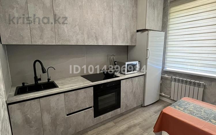 3-бөлмелі пәтер · 63 м² · 3/10 қабат, Гүлдер 2 ш/а. 5 — 101 школа, супермаркет Норма, бағасы: 300 000 ₸ в Караганде, Казыбек би р-н — фото 2