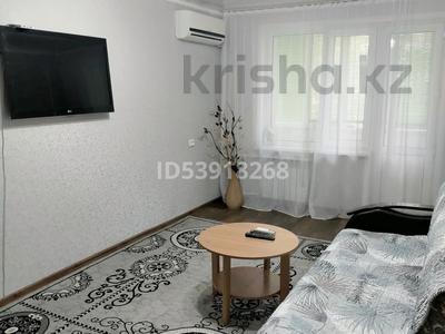 2-комнатная квартира · 49 м² · 1/5 этаж, проспект Абая 107 за 13 000 ₸ в Уральске