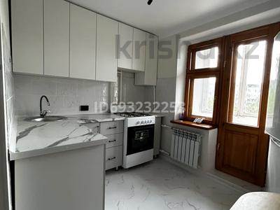 1-комнатная квартира, 35 м², 3/5 этаж помесячно, мкр 6 — Молдагулова-Абулхайыр хана за 130 000 〒 в Актобе, мкр 6