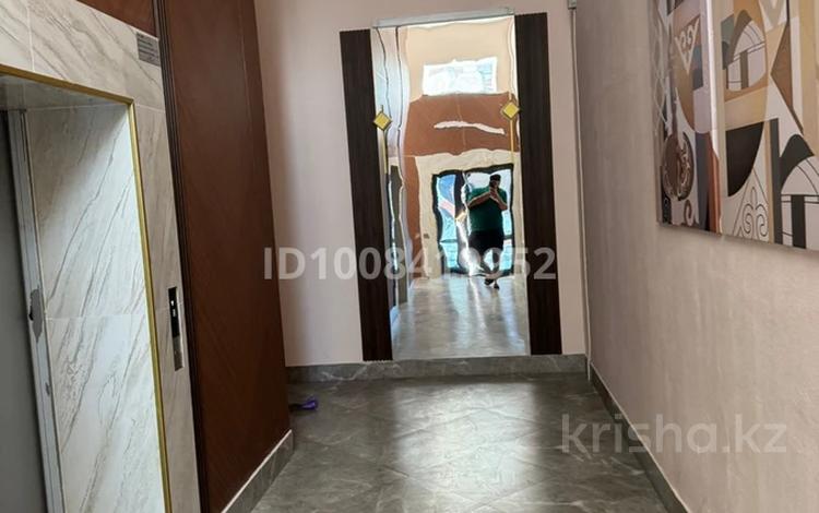2-бөлмелі пәтер · 90 м² · 10/10 қабат, мкр. Алтын орда, Санкибай батыра 40в — Капитал Плаза, бағасы: 350 000 ₸ в Актобе — фото 2