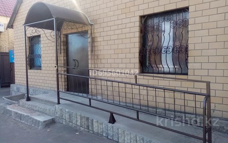 Офисы, магазины и бутики, салоны красоты, кабинеты и рабочие места · 20 м² за 82 000 ₸ в Павлодаре — фото 12