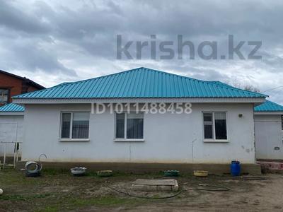 Отдельный дом · 4 комнаты · 165 м² · 10 сот., Байшешек 46 за 23 млн ₸ в Актобе, мкр Акжар