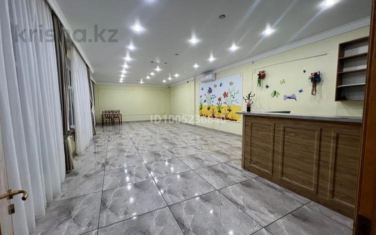 Офисы, магазины и бутики, салоны красоты, медцентры и аптеки, образование, развлечения, конференц-залы, кабинеты и рабочие места, студии · 110 м² за 550 000 〒 в Актау, 24-й мкр — фото 2