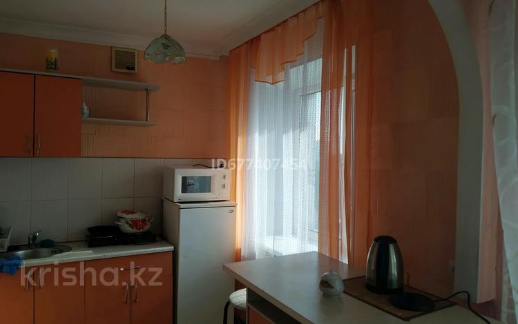 1-комнатная квартира, 40 м², 4/5 этаж посуточно, Сатпаева 57 за 9 000 〒 в Павлодаре — фото 2