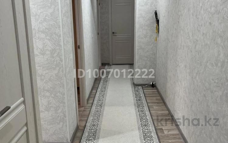 3-комнатная квартира · 72 м² · 3/9 этаж, 10 мкр 5 за 180 000 〒 в Аксае — фото 2