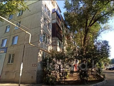 3-бөлмелі пәтер · 48 м² · 5/5 қабат, кердери 135, бағасы: 17 млн ₸ в Уральске, мкр Школьник