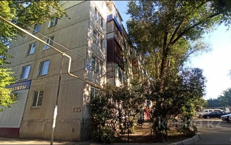3-комнатная квартира · 48 м² · 5/5 этаж, кердери 135 за 17 млн ₸ в Уральске, мкр Школьник — фото 2