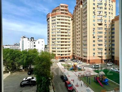 3-комнатная квартира, 130 м², 3/9 этаж помесячно, Кулманова 1В за 350 000 〒 в Атырау