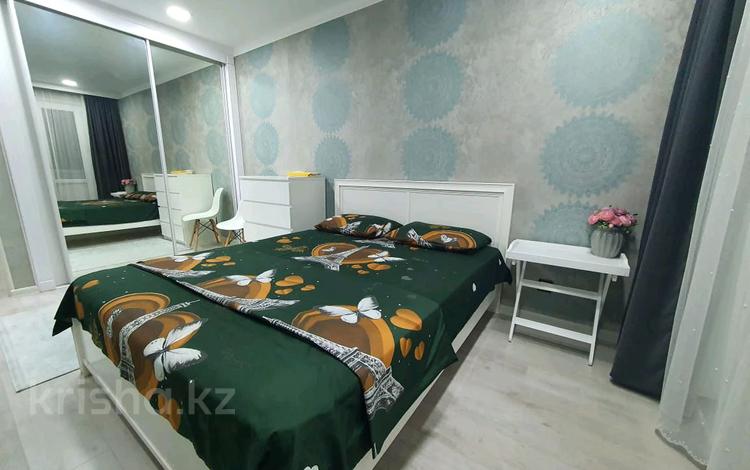 2-комнатная квартира, 75 м² посуточно, Ибатова 49 за 17 000 〒 в Актобе — фото 2