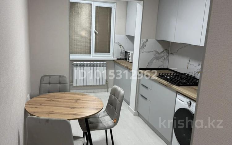 3-комнатная квартира · 60 м² · 1/5 этаж, 11-й микрорайон 219а — Увалиханова за 340 000 ₸ в Шымкенте, Енбекшинский р-н — фото 2