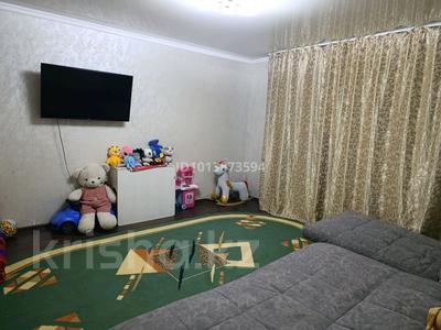 3-бөлмелі пәтер · 55.9 м² · 4/5 қабат, Бейбітшілік 121, бағасы: 10 млн ₸ в Тобыле