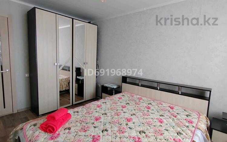 2-бөлмелі пәтер, 50 м², 6/9 қабат тәулігіне, мкр Юго-Восток, Сатыбалдина — Парк победы, бағасы: 12 000 〒 в Караганде, Казыбек би р-н — фото 2