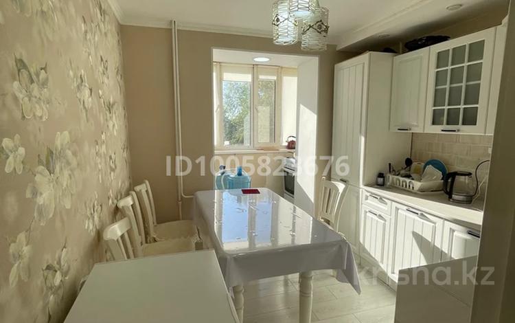 2-бөлмелі пәтер · 54 м² · 4/5 қабат, Аманжолова 49/1, бағасы: 25 млн ₸ в Уральске — фото 2