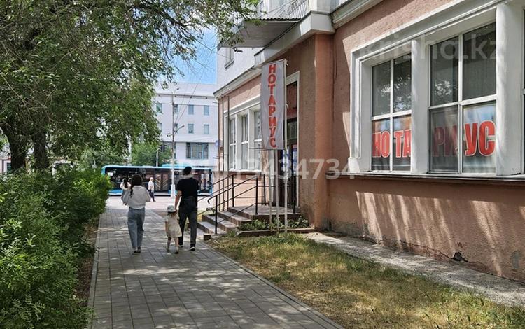 Офисы, кабинеты и рабочие места · 80 м² за 400 000 ₸ в Караганде, Казыбек би р-н — фото 7