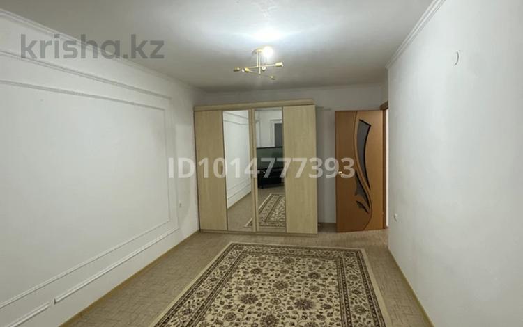 1-комнатная квартира · 31 м² · 2/5 этаж, мкр Лесхоз, Кубаш Медеубаев 11 — Квартира расположена в мкр. лесхоз вдоль дороги, квартира чистая и уютная, рядом расположен рынок коктем, двор с детской площадкой освещенный фонарями, дом после модернизаций. За дополнительными вопросами звоните по номеру за 130 000 ₸ в Атырау — фото 2