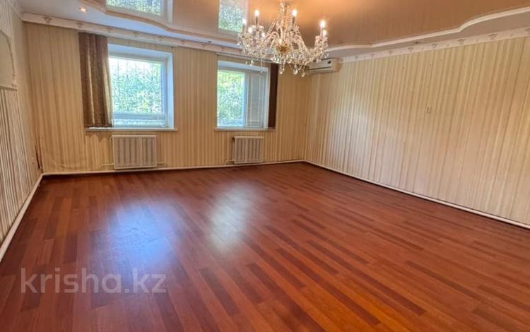Отдельный дом · 8 комнат · 391.5 м² · 10 сот., Есенберлина за 42 млн ₸ в Уральске — фото 3