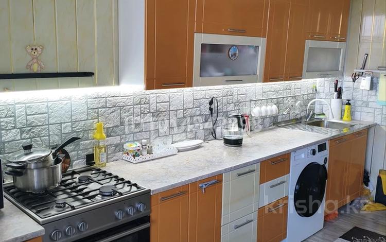 2-комнатная квартира · 60 м² · 5/10 этаж, Набережная 81 за 17 млн ₸ в Актобе, мкр. Курмыш — фото 2