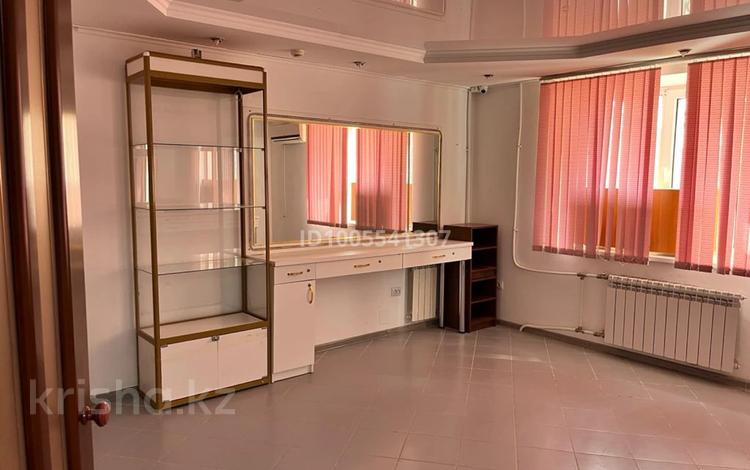 Свободное назначение, офисы, магазины и бутики, склады, салоны красоты, фитнес и спорт, медцентры и аптеки, образование, развлечения, кабинеты и рабочие места, студии · 100 м² за 350 000 〒 в Актобе, мкр Болашак — фото 2