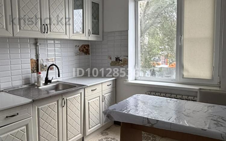 2-бөлмелі пәтер · 55 м² · 2/5 қабат, мкр 8, Братьев жубановых 302 — Напротив Тц «Алтай», бағасы: 165 000 ₸ в Актобе — фото 2