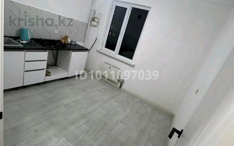 1-комнатная квартира · 42 м² · 5/6 этаж, мкр Кокжиек — Дом находится рядом школы и поликлиники за ~ 20.7 млн ₸ в Алматы, Жетысуский р-н — фото 2
