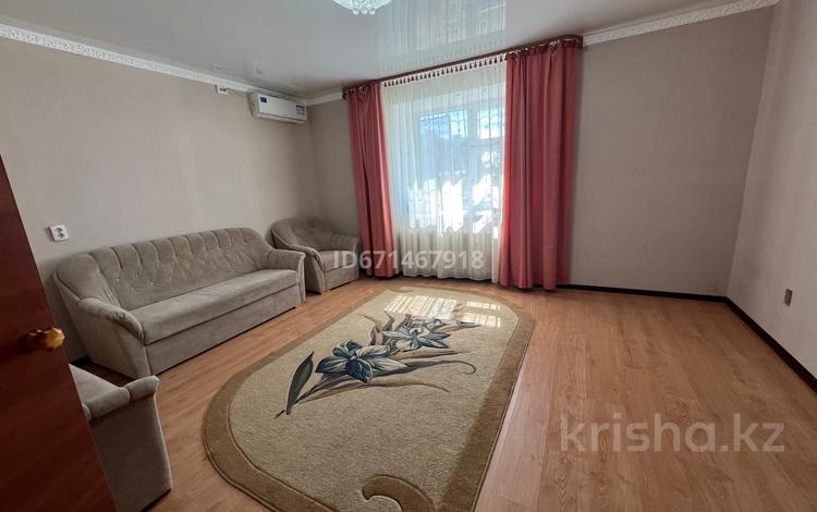 2-комнатная квартира · 65 м² · 1/5 этаж, мкр Кадыра Мырза-Али 7 за 150 000 ₸ в Уральске — фото 10