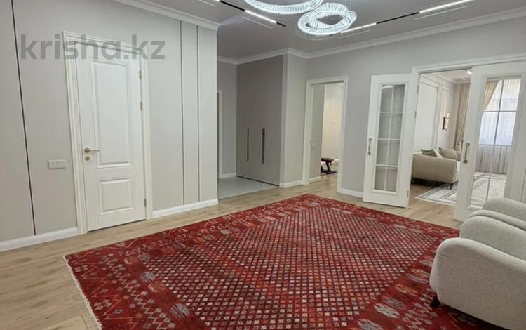 4-комнатная квартира · 160 м² · 8/15 этаж, 17-й мкр 54 за 70 млн ₸ в Актау — фото 2
