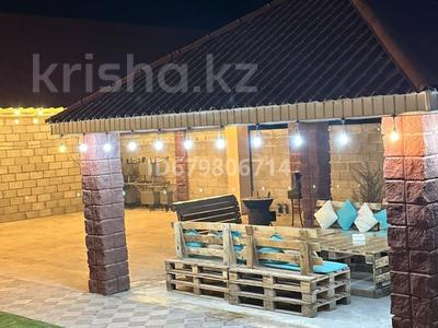 Аренда домов или дач посуточно в Алматинской обл.: Дом · 3 комнаты · 150 м² · посуточно, Микрорайон Рауан 5 за 100 000 〒 Дом · 3 комнаты · 150 м² · посуточно, Микрорайон Рауан 5 за 100 000 〒 в Конаеве (Капчагай)