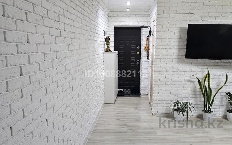 3-комнатная квартира · 56 м² · 4/5 этаж, Майкудук, 12й микрорайон 1 за 14 млн ₸ в Караганде, Алихана Бокейханова р-н — фото 2
