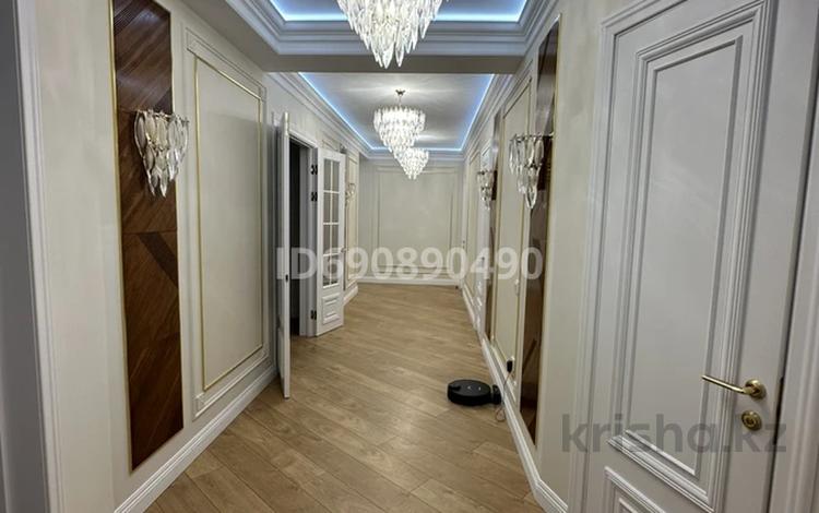 4-комнатная квартира, 178 м², 13/13 этаж помесячно, Варламова 33