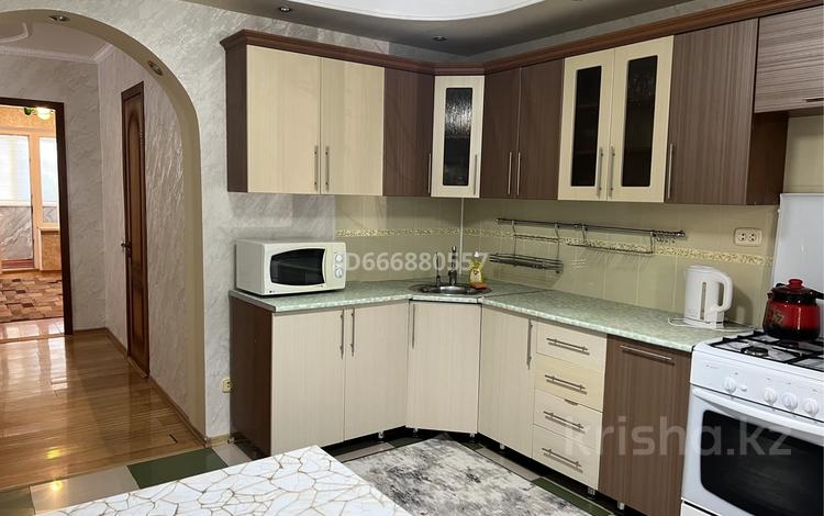 2-комнатная квартира · 53 м² · 2/5 этаж, улица Маншук Маметовой 105 за 15 000 ₸ в Уральске — фото 13