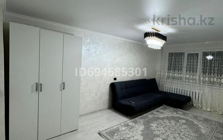 1-комнатная квартира, 38 м², 1/5 этаж помесячно, Мухамеджанова 20 за 100 000 〒 в Балхаше — фото 2