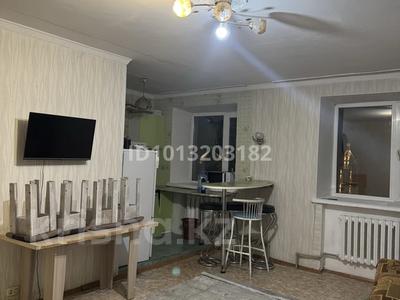 3-комнатная квартира · 60 м² · 5/5 этаж, Абая 67 — Спереди есть стамотологич Zhan Dent, рядом находиться кафе Umay, и Pana Unique за 230 000 ₸ в Семее, Красный Кордон