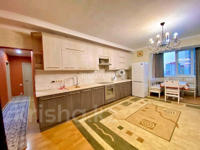 4-комнатная квартира, 100 м², 8/12 этаж посуточно, мкр Самал-2 87 за 39 500 〒 в Алматы, Медеуский р-н