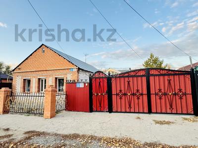 Отдельный дом · 3 комнаты · 90.8 м² · 2.83 сот., Бурабай 26 — Продам часный дом в цертре район КУРМЫШ.Год постройки-1960 Материал стен-шпальный Общ площадь-90.8 м,Кухня -18,4,Гостиная-27,8 м 2-шаговой доступности: Школа -14,Детски сады,Магазины за 19 млн ₸ в Актобе, мкр. Курмыш