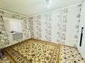 Отдельный дом · 3 комнаты · 90.8 м² · 2.83 сот., Бурабай 26 — Продам часный дом в цертре район КУРМЫШ.Год постройки-1960 Материал стен-шпальный Общ площадь-90.8 м,Кухня -18,4,Гостиная-27,8 м 2-шаговой доступности: Школа -14,Детски сады,Магазины за 19 млн ₸ в Актобе, мкр. Курмыш — фото 2