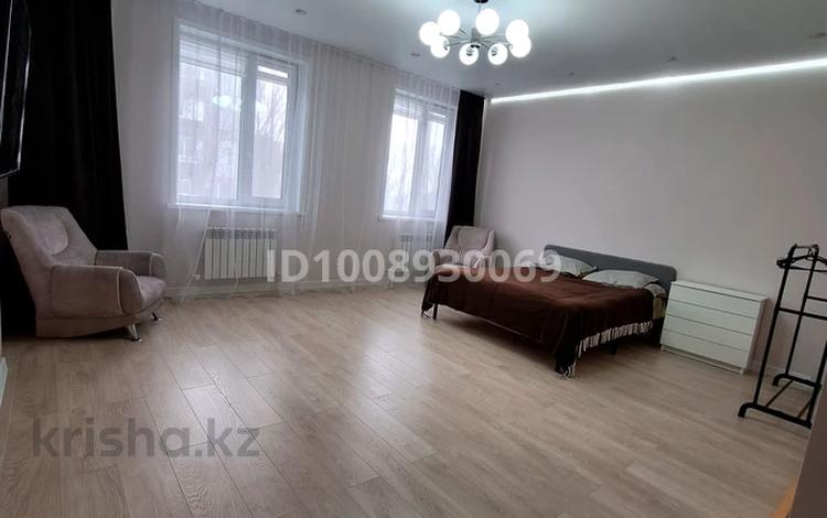 1-бөлмелі пәтер · 60 м² · 5/9 қабат, мкр Омега, Есенжанова 3/2, бағасы: 250 000 ₸ в Уральске — фото 2