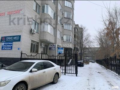 1-комнатная квартира, 35 м², 3/5 этаж посуточно, Абулхаир хана 78 — Сазда клиника Демеуовой за 8 000 〒 в Актобе