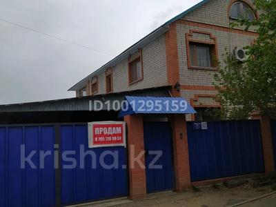 Продажа домов и дачи в Актюбинской обл.: Отдельный дом · 5 комнат · 220 м² · 4 сот., Керей Хана 7 за 65 млн 〒 Отдельный дом · 5 комнат · 220 м² · 4 сот., Керей Хана 7 за 65 млн 〒 в Актобе, мкр. Курмыш