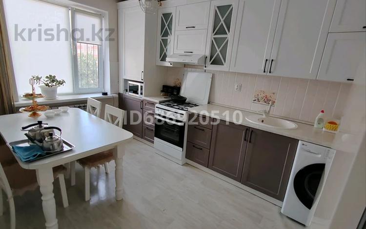 3-бөлмелі пәтер, 70 м², 5/9 қабат, мкр 12, бағасы: 27 млн 〒 в Актобе, мкр 12 — фото 2