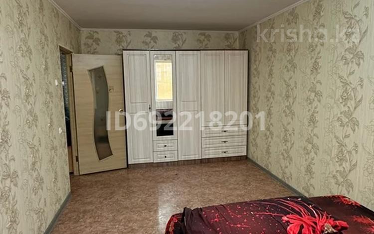 1-бөлмелі пәтер, 40 м², 5/9 қабат ай сайын, мкр 12 50 — Рынок Айда, спорткомплекс РИДКа, бағасы: 100 000 〒 в Актобе, мкр 12 — фото 2