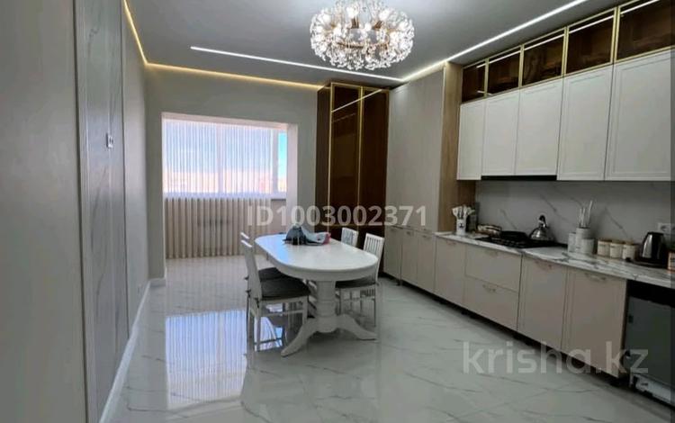 3-комнатная квартира · 132 м² · 4/5 этаж, мкр. Алтын орда, Мкр. Батыс 2 42 — Пересечение улицы М. Шокая и Алаш за 46 млн 〒 в Актобе — фото 2