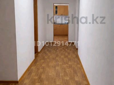 2-бөлмелі пәтер · 60 м² · 1/5 қабат, Строителей 39, бағасы: 12.2 млн ₸ в Аксу