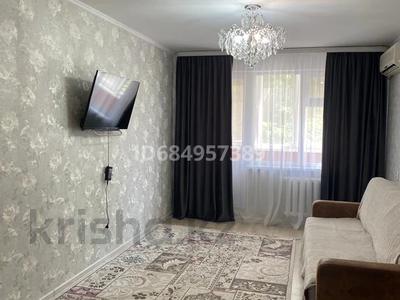 2-бөлмелі пәтер, 45 м², 2/5 қабат тәулігіне, Алмазова 2, бағасы: 13 000 〒 в Уральске