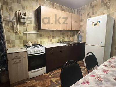 3-бөлмелі пәтер · 76 м² · 4/9 қабат, конституция 76 — трехкомнатная квартира на 4 этаже, все находится в легкой доступности, рядом находится магазин Рахат, Рынок, Департамент Юстиции, ДВД, во дворе находится Детский сад, лицей, сдается на долгий срок, бағасы: 37 млн ₸ в Петропавловске