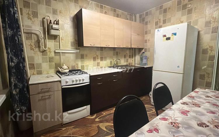 3-комнатная квартира · 76 м² · 4/9 этаж, конституция 76 — трехкомнатная квартира на 4 этаже, все находится в легкой доступности, рядом находится магазин Рахат, Рынок, Департамент Юстиции, ДВД, во дворе находится Детский сад, лицей, сдается на долгий срок за 37 млн ₸ в Петропавловске — фото 8