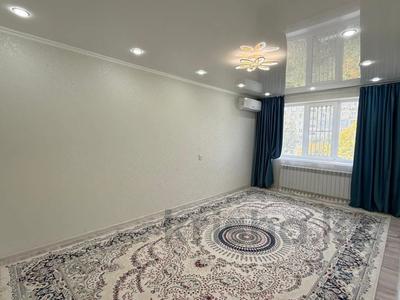 2-комнатная квартира · 54.4 м² · 5/5 этаж, Кунаева мкр 6 за 23.7 млн 〒 в Уральске